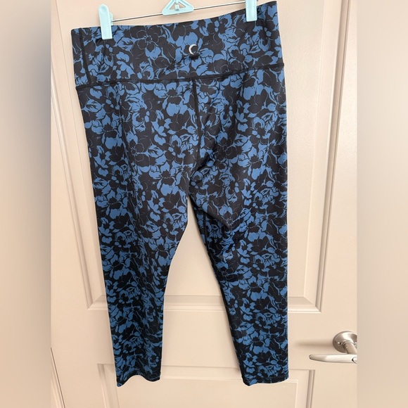 ZYIA black + blue “Light & Tight” high waist leggings Size 14-16. Capri (23-25”) - Picture 2 of 8
